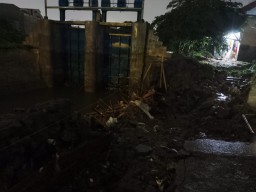 Warga Simo Mulyo Baru Mandiri Bangun Tanggul Darurat, Banjir Cepat Surut