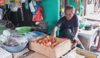 Jelang Nataru, Harga Telur Ayam dan Cabai di Surabaya Melonjak