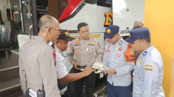 Ditlantas Polda Jatim Laksanakan Ramcek di Terminal Purabaya dan Tes Urine
