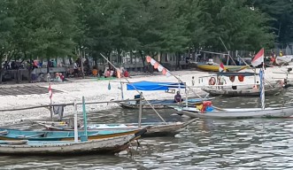 Cuaca Buruk, Nelayan Kenjeran Surabaya Tak Berani Melaut