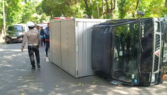 Mobil Boks Terguling Timpa Juru Parkir dan Tukang Sapu di Surabaya