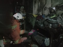 Diduga Korsleting Magicom, Rumah di Gunung Anyar Terbakar