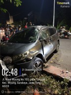 Mobil Terperosok di Jembatan Keramat Kali Surabaya, Pengemudi Selamat