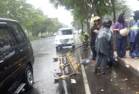Hujan Deras, Tiang PJU Roboh Timpa Pengendara Motor di Gunung Anyar