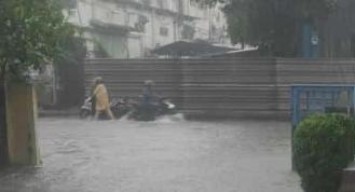 Hujan Deras Lumpuhkan Surabaya, Jalan Raya Klampis Terendam Sebetis