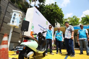 Pastikan Kesiapan SPKLU Jelang Libur Nataru, GM PLN Jatim Lakukan Inspeksi