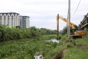 Meski Lintas Kewenangan, Pemkot Bersihkan Kali Sungai Surabaya-Sidoarjo