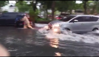 Hujan Deras Picu Banjir di Jalan HR Muhammad, Kendaraan Mogok