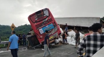 Bus Rombongan Pelajar SMP Tabrak Truk Kontainer di Tol Pandaan, 4 Orang Tewas