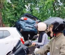 Tabrak Pesepeda Angin dan Kabur, Mercy Hitam Sebabkan Kecelakaan Beruntun Parah