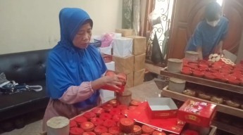 Jelang Imlek, Pengrajin Kue Keranjang di Surabaya Kebanjiran Pesanan