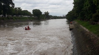 Pria Tua Tenggelam di Pintu Air Jagir, Tim SAR Lakukan Pencarian