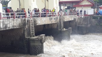 Pencarian Korban Tenggelam di Sungai Jagir Surabaya Berlanjut, Arus Deras Jadi Hambatan