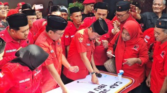 Kader PDIP Surabaya Bubuhkan Cap Jempol Berdarah untuk Ketum Megawati