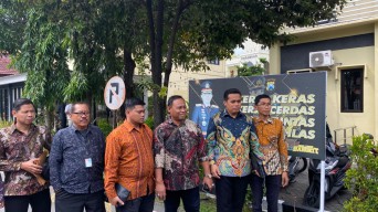 Dituding Sembunyikan Wanita di Meja, Camat Asemrowo Lapor ke Polda Jatim