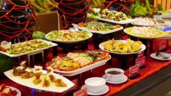 The Alana Hotel Surabaya Sambut Tahun Ular dengan Merah dan Emas