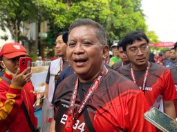 Sandang Status Tersangka, Sekjen PDIP Asik Berlari di Surabaya