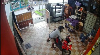 Terekam CCTV Pura-pura Beli Makanan, Vario Merah Dicuri di Gunung Anyar Lor