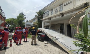 Mobil BMW Ringsek Tertimpa Atap Beton di Surabaya