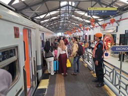 Ratusan Ribu Penumpang KA Padati Daop 8 Selama Libur Panjang Isra Miraj dan Imlek