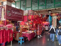 Omset Pedagang Pernak Pernik Imlek Pasar Atom Capai Rp2 Miliar