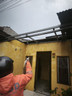 Atap Rumah Hilang Diterjang Hujan Angin di Tenggilis Surabaya, Warga Butuh Bantuan Terpal