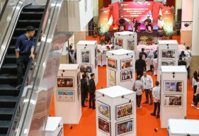 Saksi Perjalanan Demokrasi, KPU dan PFI Surabaya Resmikan Pameran Foto dan Karikatur Pilkada Serenta