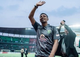 Tiba-tiba Jatuh saat Tanding, Legenda Sepak Bola Persebaya Bejo Sugiantoro Tutup Usia