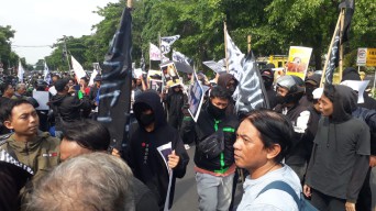 Ratusan Demonstran Kepung Polda Jatim, Tuntut 'Adili Jokowi'