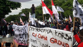 Desak Polri Usut Jokowi, Ini Tuntutan Demonstran di Polda Jatim