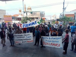 Demo Nelayan Surabaya Tolak Reklamasi Berujung Ricuh
