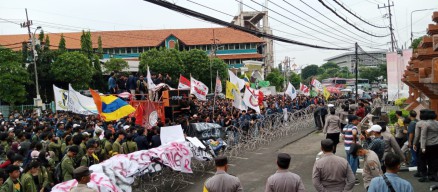 Kepung DPRD Jatim, Ribuan Mahasiswa: Kebijakan Pemerintah Menindas Rakyat!