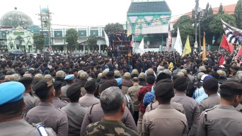 Diwarnai Kericuhan, Ketua DPRD Jatim Tandatangani Tuntutan Demonstran