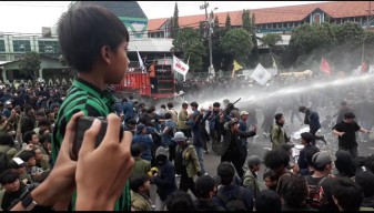 Bentrok Demonstran-Polisi, Water Cannon Dikerahkan di Depan Gedung DPRD Jatim