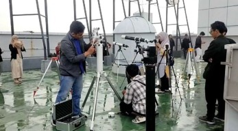 Mendung dan Hujan di Surabaya, Tinggi 3,7 Derajat Hilal Sulit Terlihat