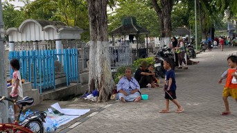 Pengemis Ganggu Kenyamanan Peziarah, Pengelola Makam Ngagel Rejo Kewalahan: Saya Sampai Bertengkar