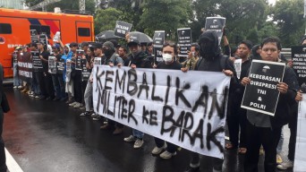 Apel Operasi Ketupat 2025 Diwarnai Aksi Demo di Gedung Grahadi