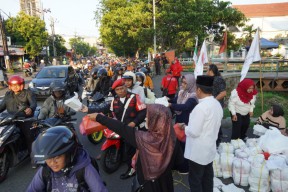 PDI Perjuangan Jatim Bagikan 500 Paket Takjil Setiap Hari Selama Ramadan
