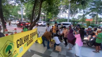 Golkar Surabaya Tebar Takjil Gratis untuk Warga di Bulan Ramadan