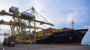 Arus Peti Kemas di Pelabuhan Tanjung Perak Surabaya Melonjak di Februari 2025