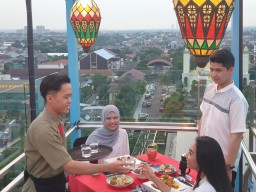The Ramoe Restaurant EXCOTEL Surabaya, Sensasi Buka di Ketinggian