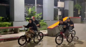 Puluhan Riders Unjuk Gigi Sembari Bagi Takjil di Surabaya