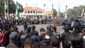 Ratusan Massa Front Anti Militer Surabaya Gelar Aksi Tolak UU TNI di Grahadi