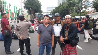 Barisan Aktivis '98 Surabaya Tolak UU TNI yang Baru Disahkan di Depan Grahadi