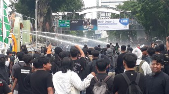 Aksi Tolak RUU TNI di Surabaya Ricuh! Gapura Grahadi Roboh