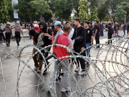 Ricuh Aksi Tolak UU TNI di Surabaya: 25 Demonstran Ditangkap, 15 Polisi Terluka