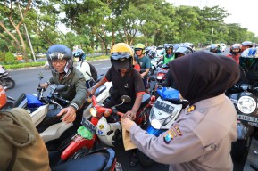 Bidhumas Polda Jatim Bagikan Takjil ke Pengguna Jalan dan Supir Ojol