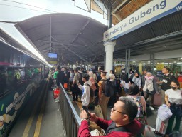 49 Ribu Penumpang Gunakan Kereta Api di Puncak Arus Mudik Daop 8 Surabaya