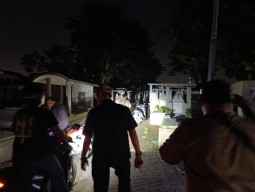 Patroli Lebaran, Satpol PP Temukan Alat Kontrasepsi di Makam Kembang Kuning