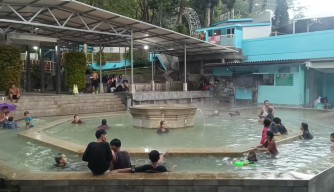 Primadona Wisata, Pemandian Air Panas Pacet Banjir Pengunjung di H+1 Lebaran